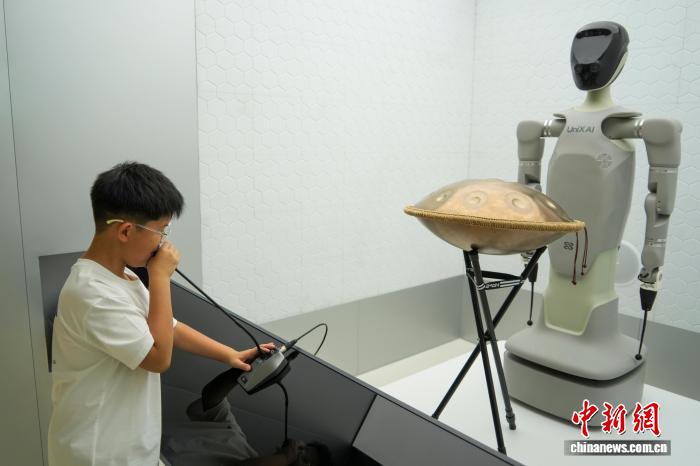 儿童近距离感受人形机器人魅力