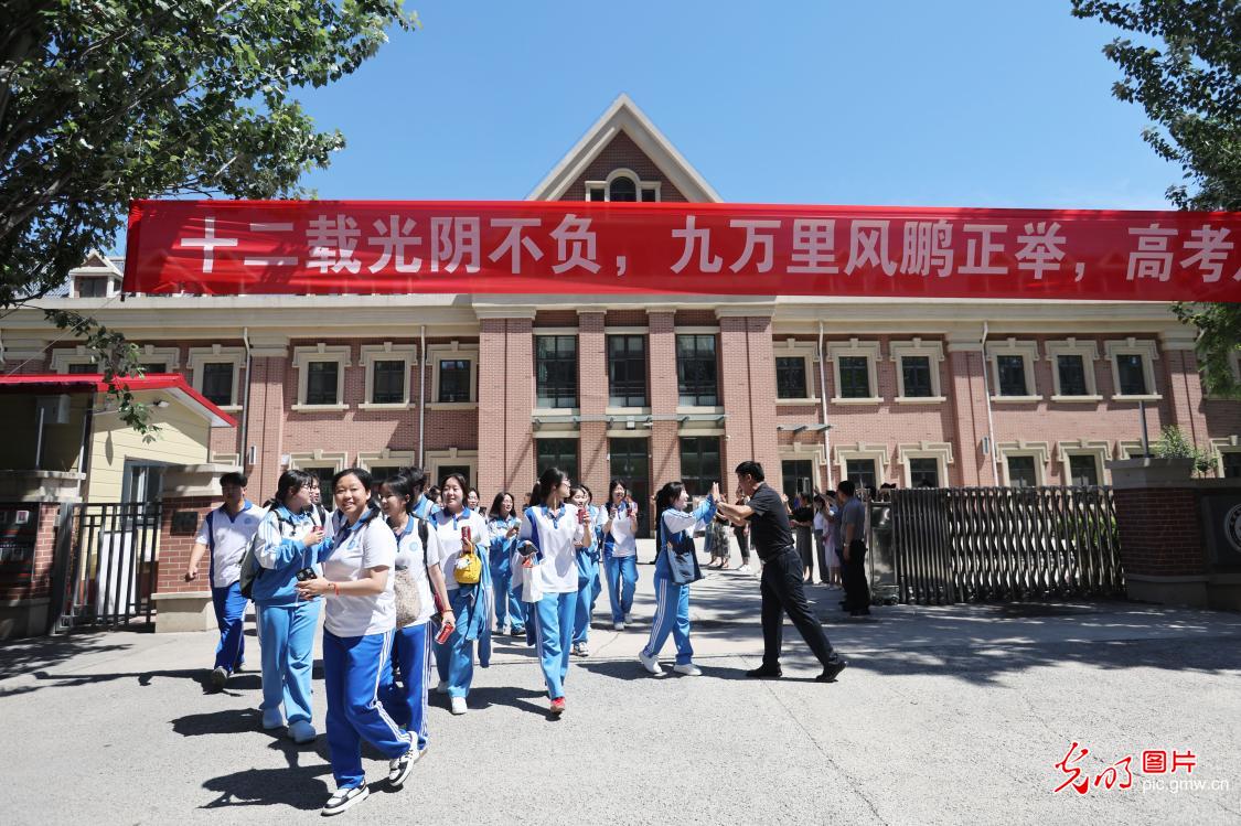 【聚焦高考 逐梦今夏】多彩祝福致青春，从容落笔向未来