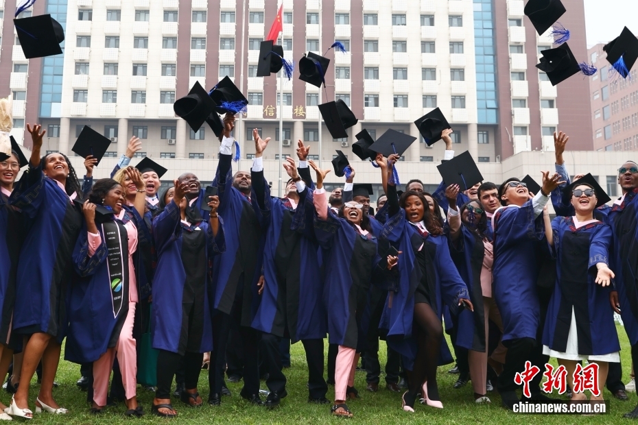 对外经济贸易大学举行毕业典礼