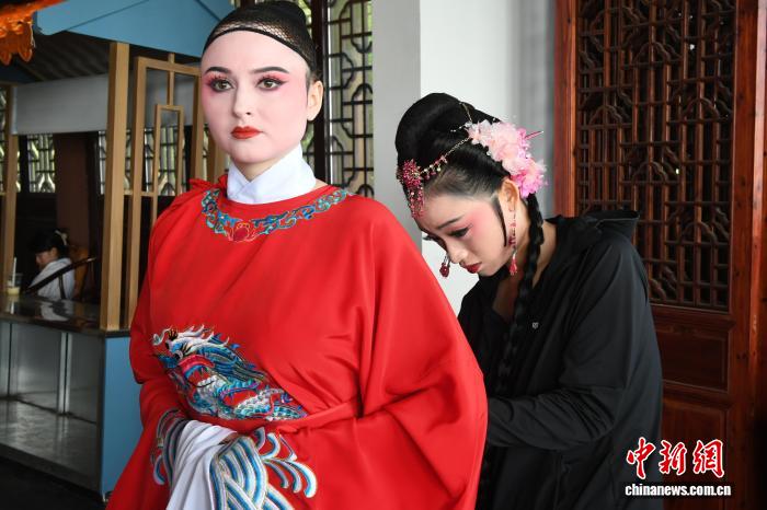 洋学子情牵黄梅古韵登台亮相唱《女驸马》