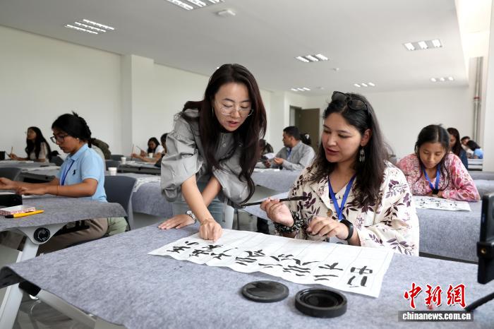 尼泊尔青年青海西宁感知中国传统文化 尼泊尔青年青海西宁感知中国传统文化