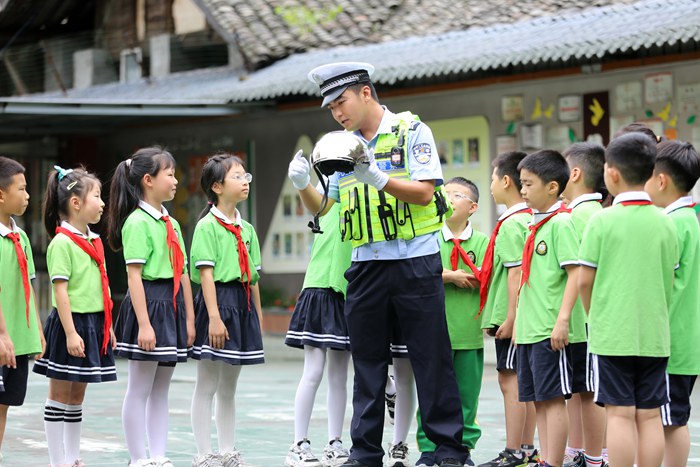 四川乐山：快乐暑假 安全“童”行