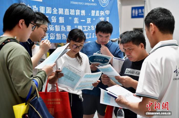 福州:高校老师现场“坐诊”为考生和家长解惑释疑 福州:高校老师现场“坐诊”为考生和家长解惑释疑