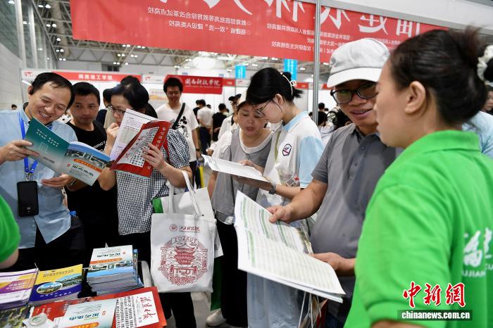 福州:高校老师现场“坐诊”为考生和家长解惑释疑