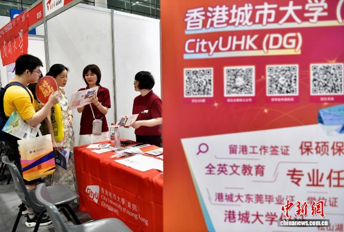 福州:高校老师现场“坐诊”为考生和家长解惑释疑