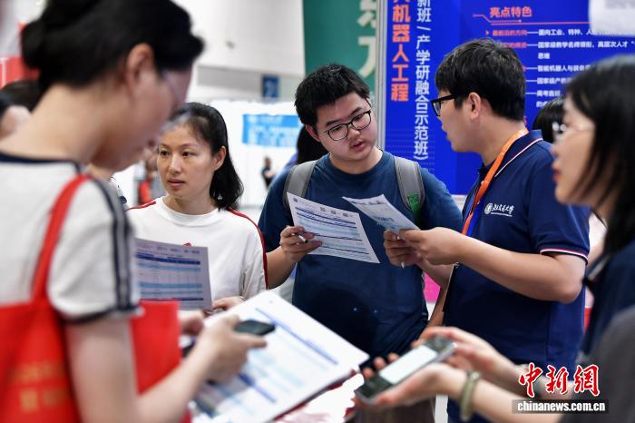 福州:高校老师现场“坐诊”为考生和家长解惑释疑