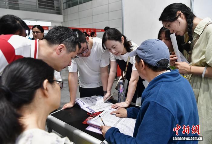 福州:高校老师现场“坐诊”为考生和家长解惑释疑