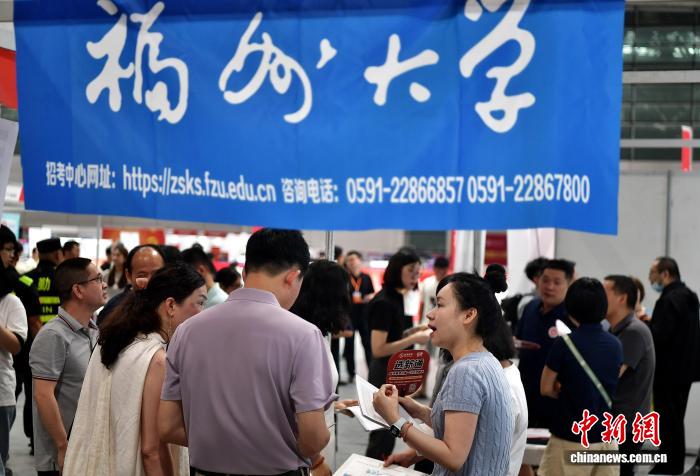 福州:高校老师现场“坐诊”为考生和家长解惑释疑