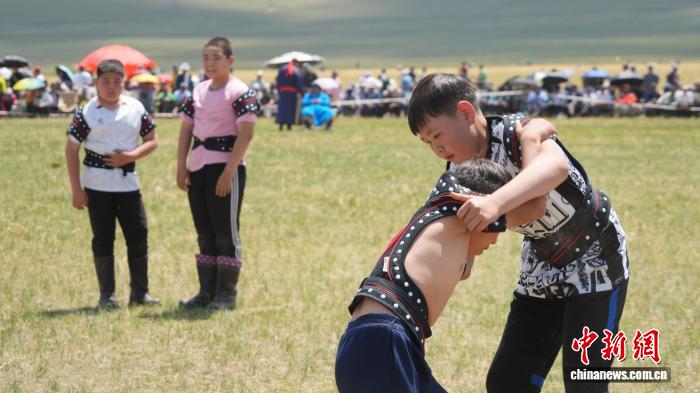 锡林郭勒草原上12岁少年搏克手展英姿