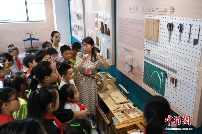 指尖修复“时光” 浙江学生走进档案馆触摸历史温度