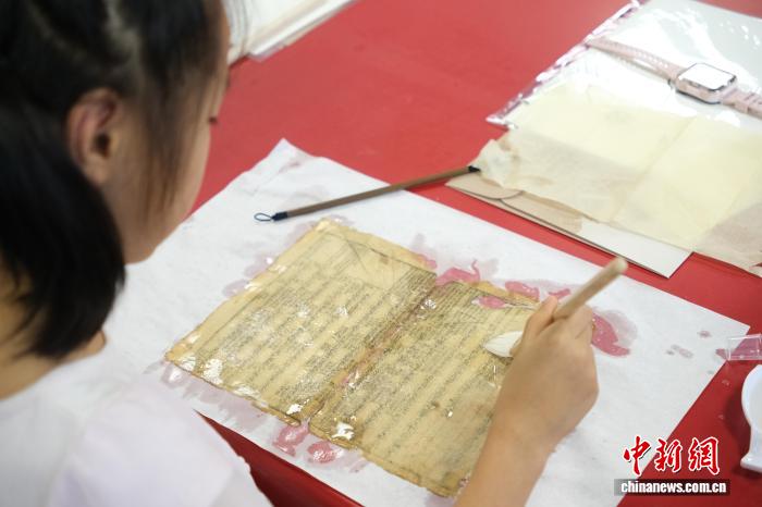指尖修复“时光” 浙江学生走进档案馆触摸历史温度
