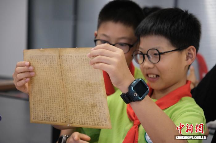 指尖修复“时光” 浙江学生走进档案馆触摸历史温度