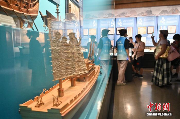游客走进广州海事博物馆 感受海丝文化魅力