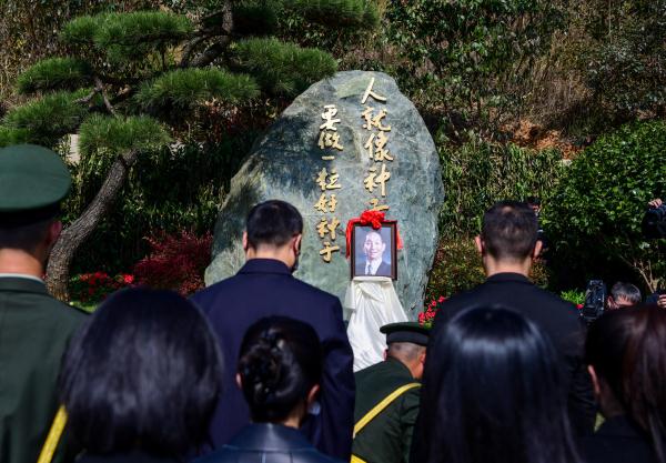 “水稻颜色”地毯通往袁隆平安葬仪式现场