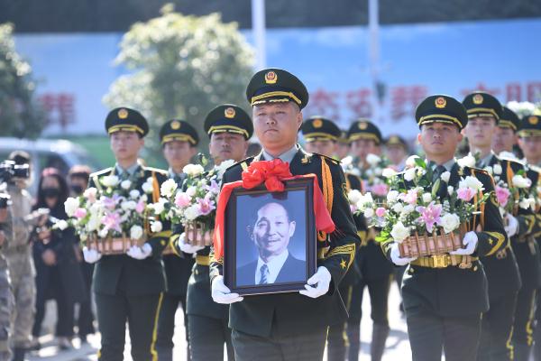 “水稻颜色”地毯通往袁隆平安葬仪式现场