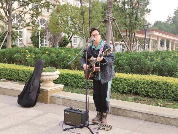 数学老师校园内摆摊自弹自唱 准备在学校组建乐队  指导学生演出