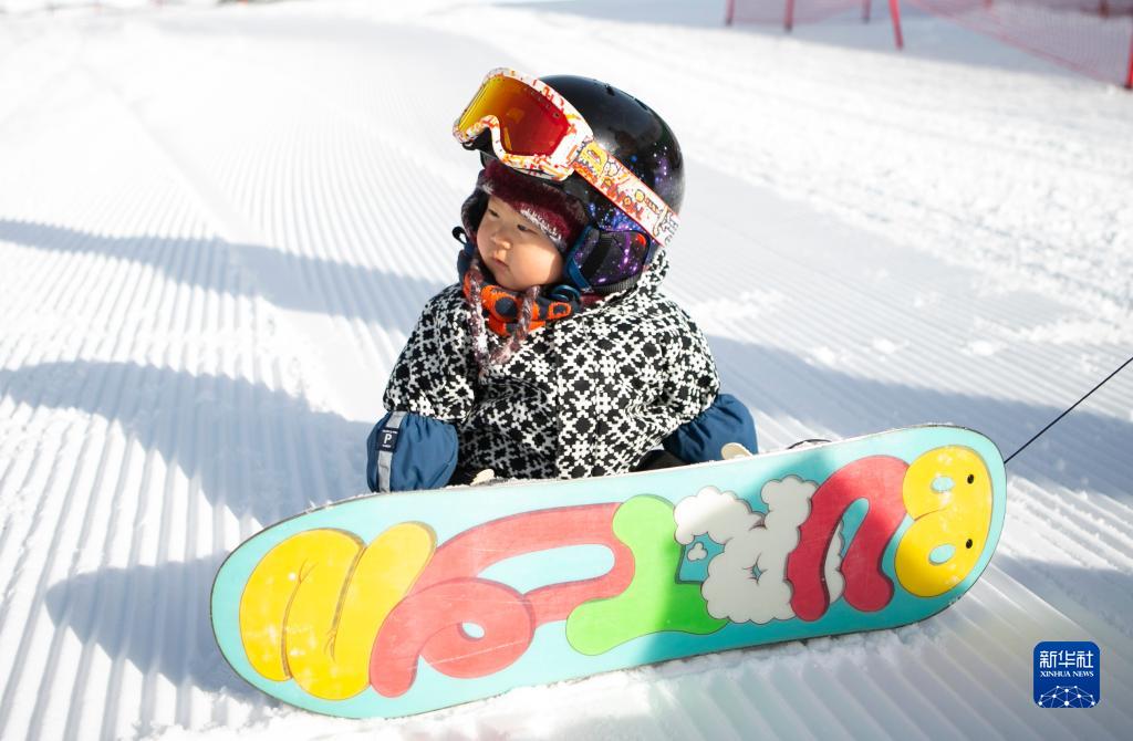 “不会走路就能滑雪” 火爆全网的萌宝来了！