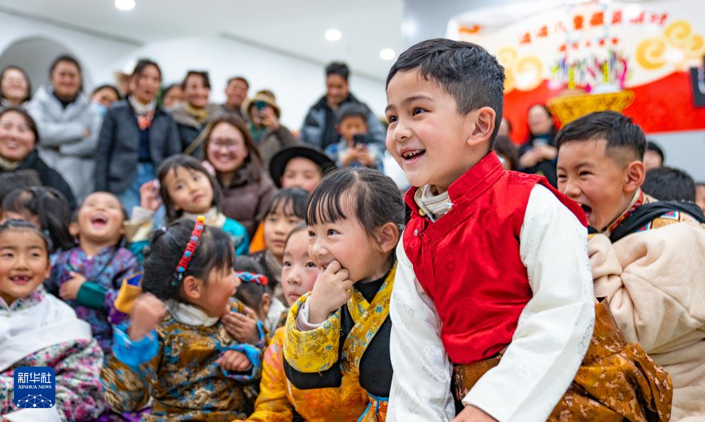 西藏拉萨：萌娃迎新年 学年俗