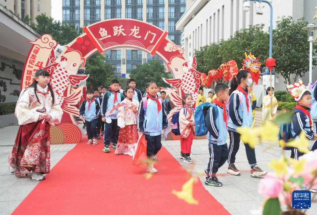 福建福州：舞龙击鼓迎开学 传统文化显魅力