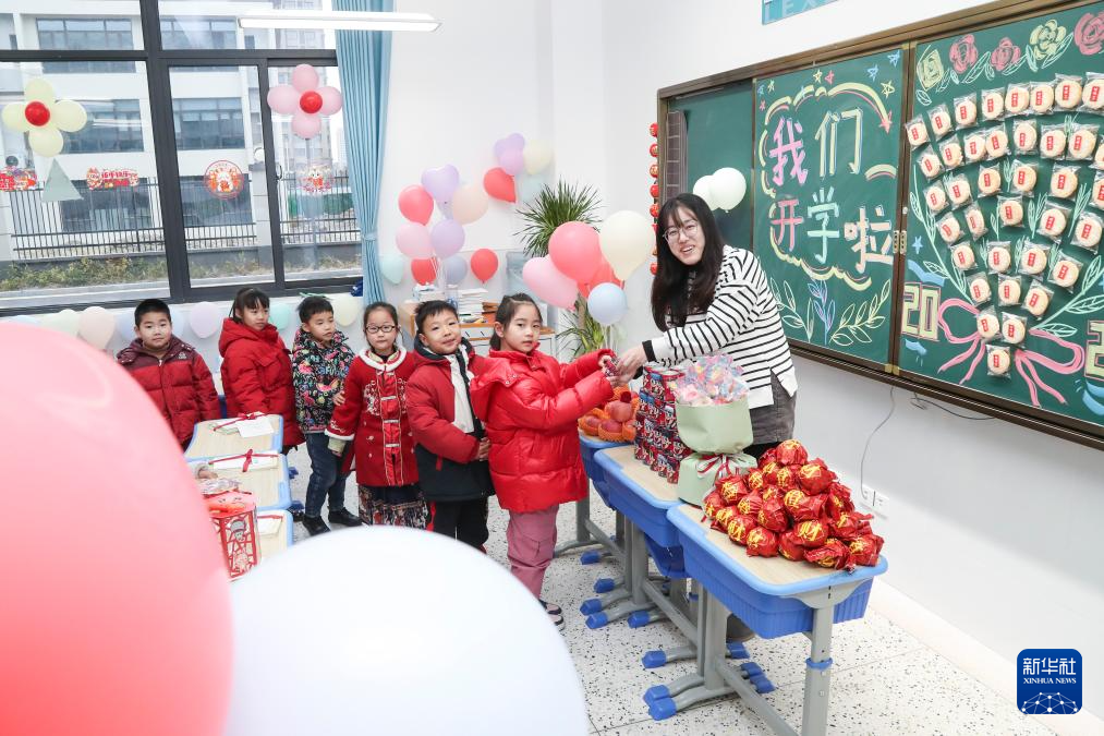 江苏：多彩报到日 喜迎新学期