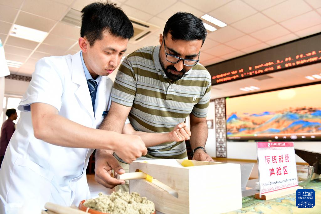 山东青岛：沉浸式体验让留学生感受中医药魅力