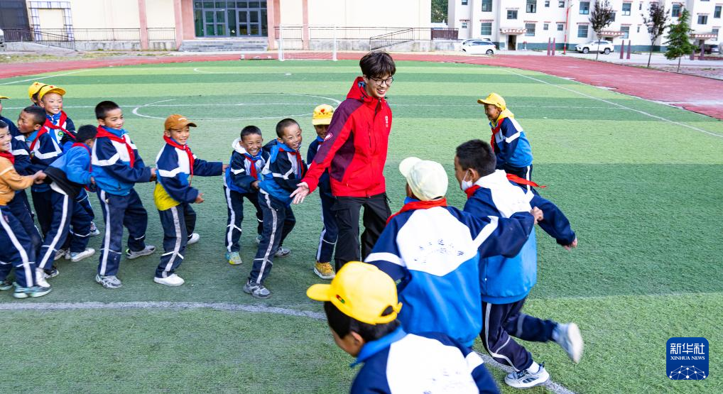 在林芝海拔4000米的小学,看教育援藏开花结果