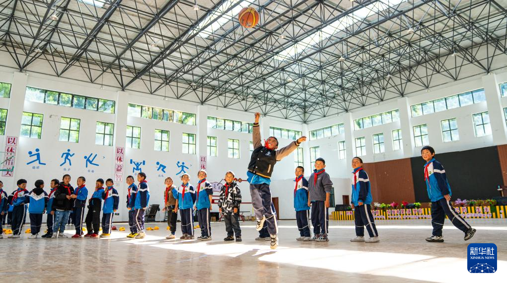 在林芝海拔4000米的小学,看教育援藏开花结果