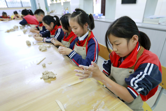 陶艺进课堂 快乐促成长 陶艺进课堂 快乐促成长