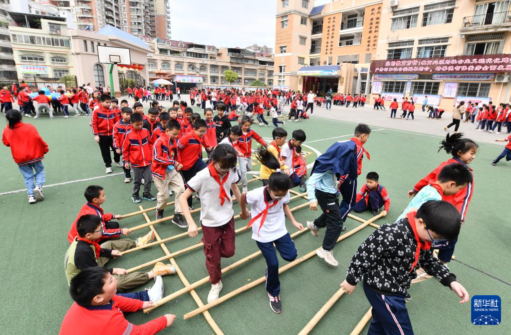 广西梧州：学校里的“民族传统体育运动会”