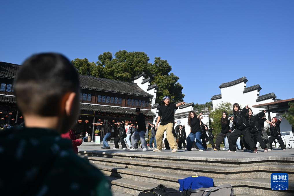 浙江湖州：江南古镇 青春舞动