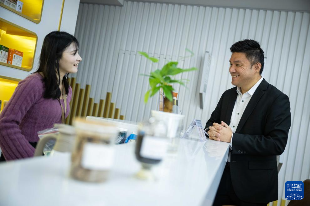 澳门回归祖国25周年丨“琴澳和鸣”奏新曲——澳门青年黄滋才的“双城记”