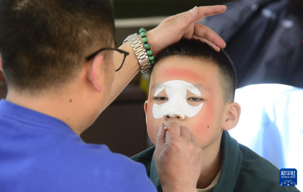 杨强:匠心传承京剧脸谱艺术
