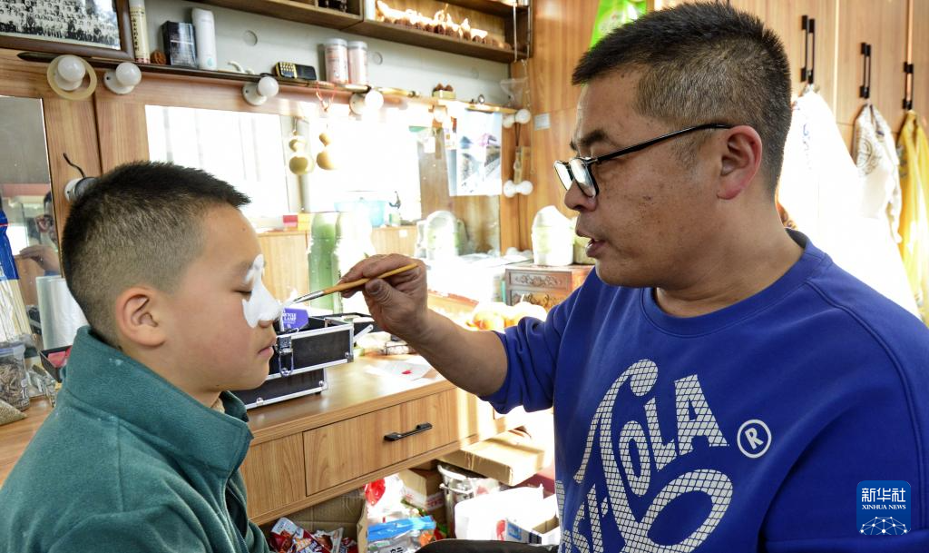 杨强:匠心传承京剧脸谱艺术