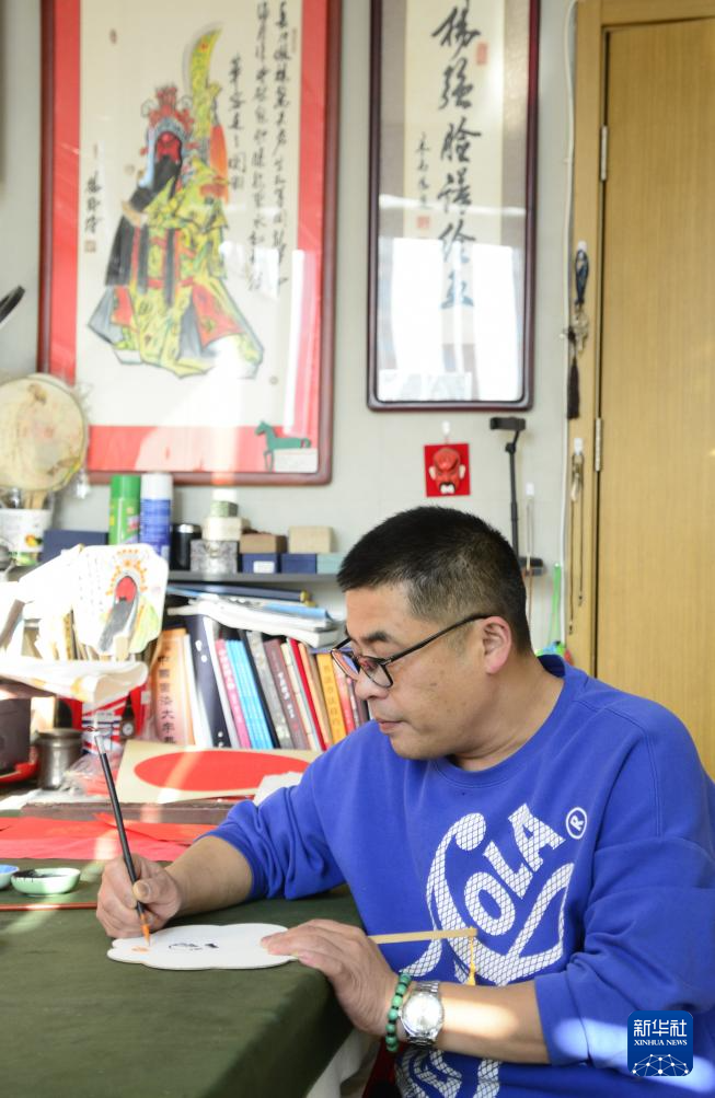 杨强:匠心传承京剧脸谱艺术