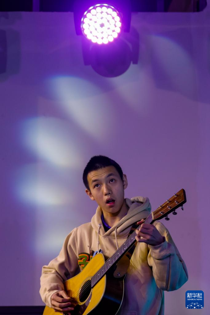 “来自星星的孩子”在小小乐团绽放光芒