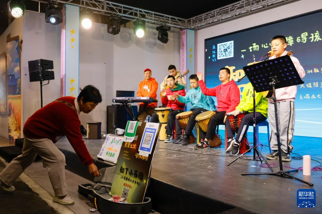 “来自星星的孩子”在小小乐团绽放光芒