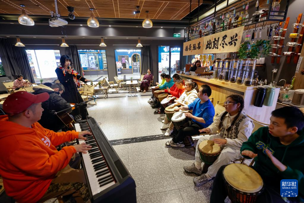 “来自星星的孩子”在小小乐团绽放光芒