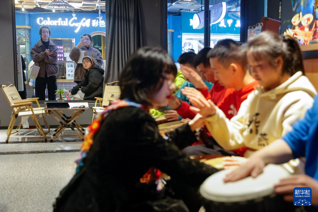 “来自星星的孩子”在小小乐团绽放光芒