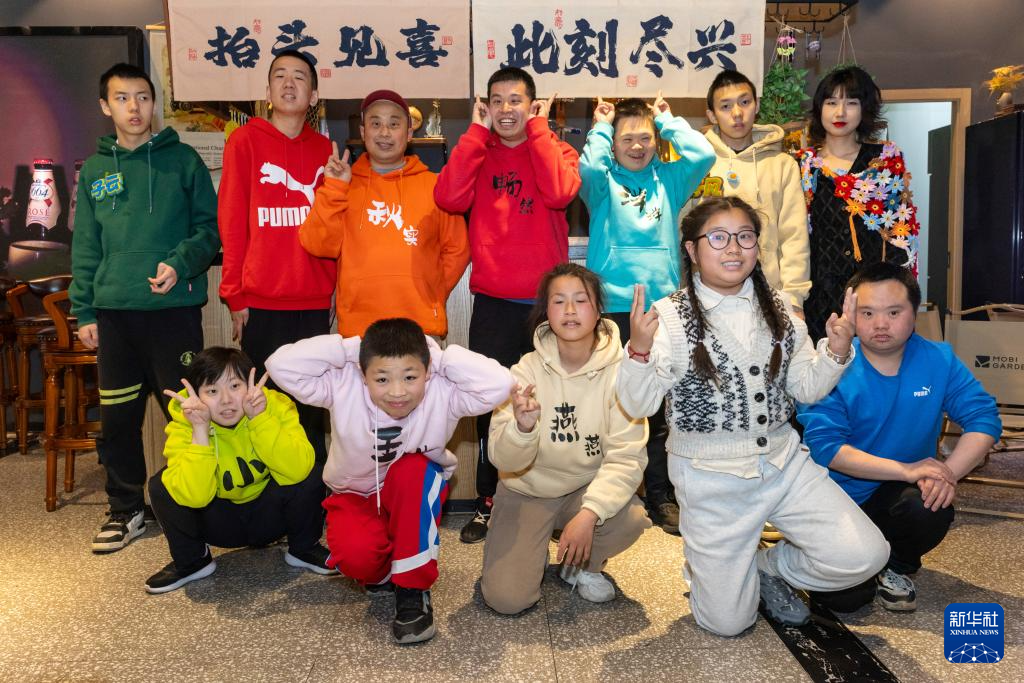 “来自星星的孩子”在小小乐团绽放光芒