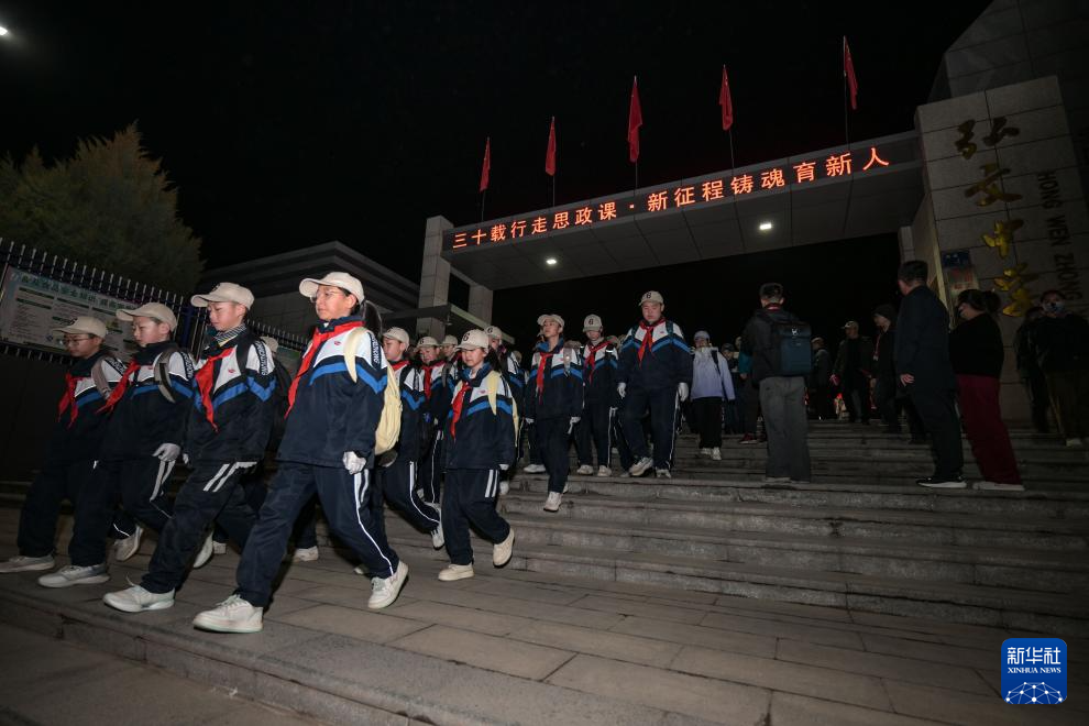 宁夏固原:千余名中学生百里徒步 30载薪火相传祭英烈