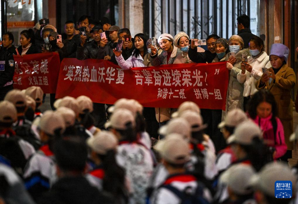 宁夏固原:千余名中学生百里徒步 30载薪火相传祭英烈