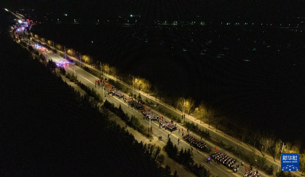 宁夏固原:千余名中学生百里徒步 30载薪火相传祭英烈