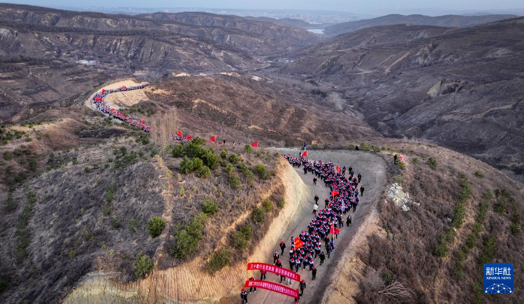 宁夏固原:千余名中学生百里徒步 30载薪火相传祭英烈