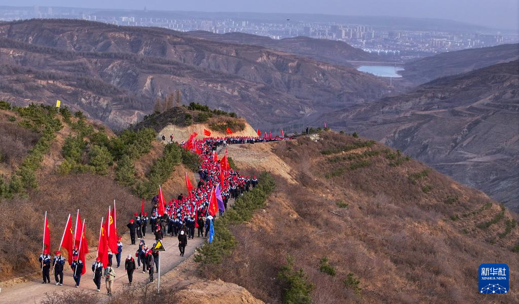 宁夏固原:千余名中学生百里徒步 30载薪火相传祭英烈