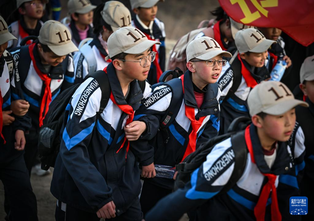 宁夏固原:千余名中学生百里徒步 30载薪火相传祭英烈