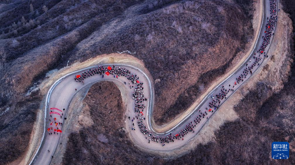 宁夏固原:千余名中学生百里徒步 30载薪火相传祭英烈