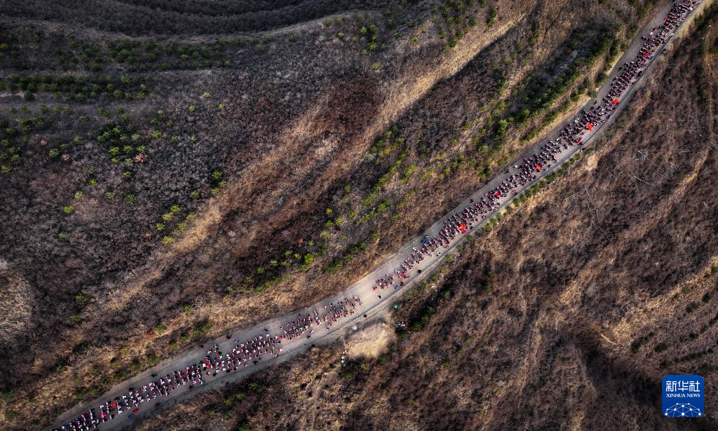 宁夏固原:千余名中学生百里徒步 30载薪火相传祭英烈