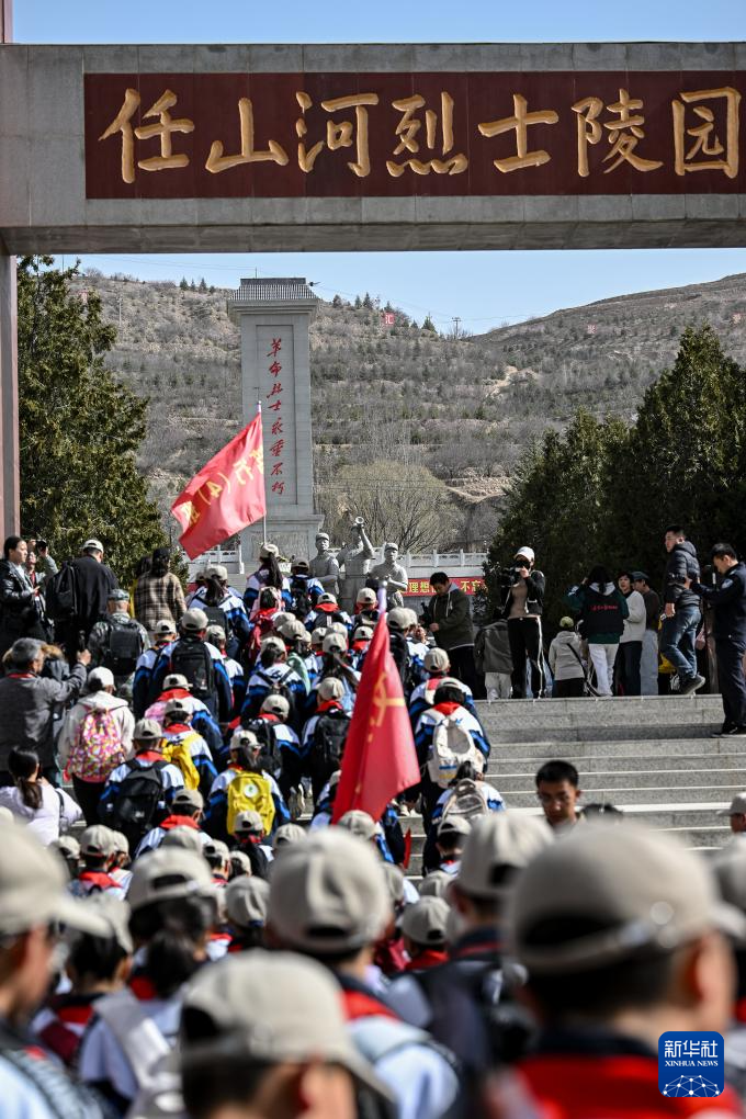 宁夏固原:千余名中学生百里徒步 30载薪火相传祭英烈