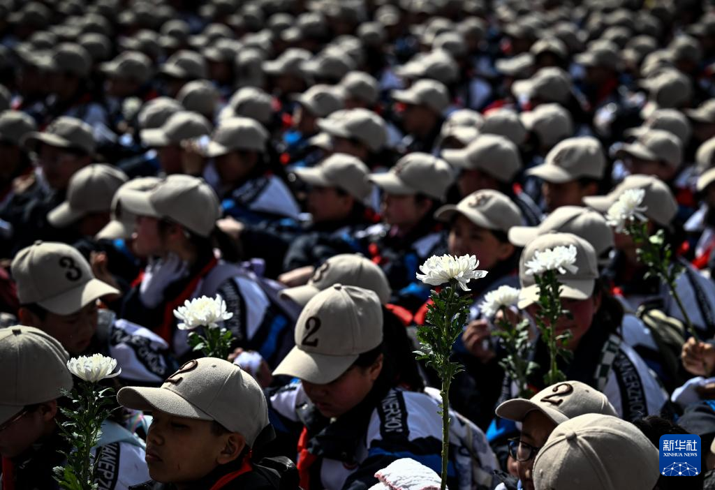 宁夏固原:千余名中学生百里徒步 30载薪火相传祭英烈