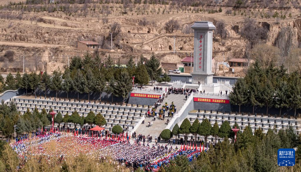 宁夏固原:千余名中学生百里徒步 30载薪火相传祭英烈